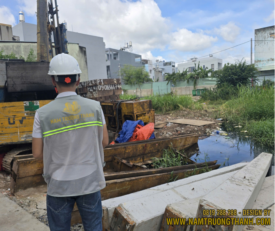 Kỹ sư giám sát công trình trong giai đoạn động thổ xây nhà