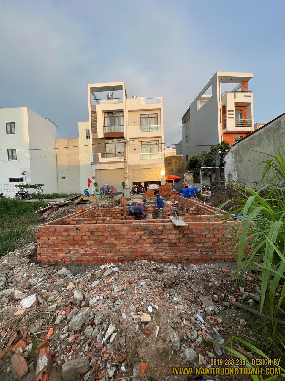 Đội ngũ thợ xây đang xây tường móng bằng gạch, chuẩn bị cho giai đoạn đổ đà kiềng và lót sàn.