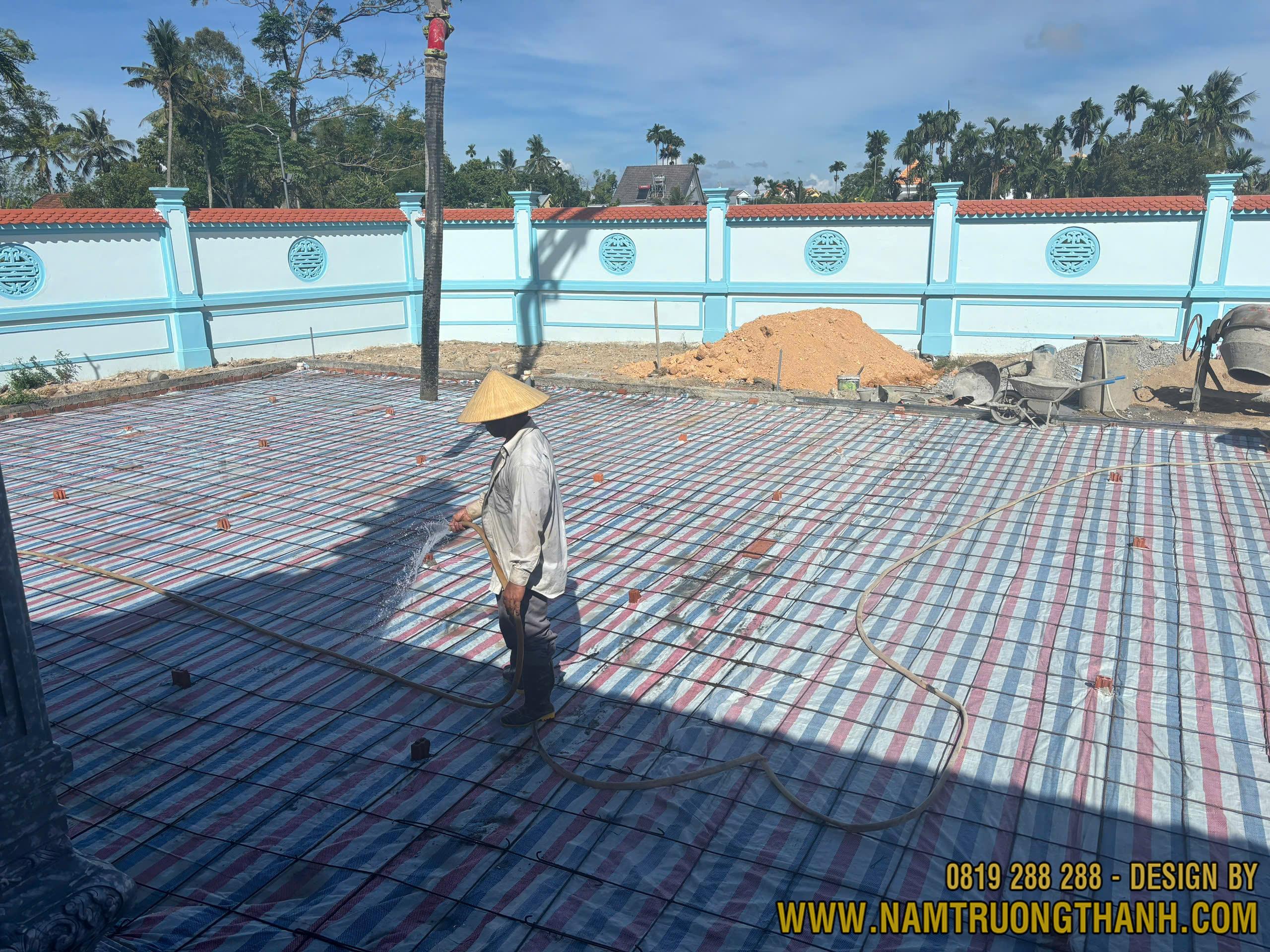 Tưới nước bảo dưỡng bề mặt trước khi đổ bê tông