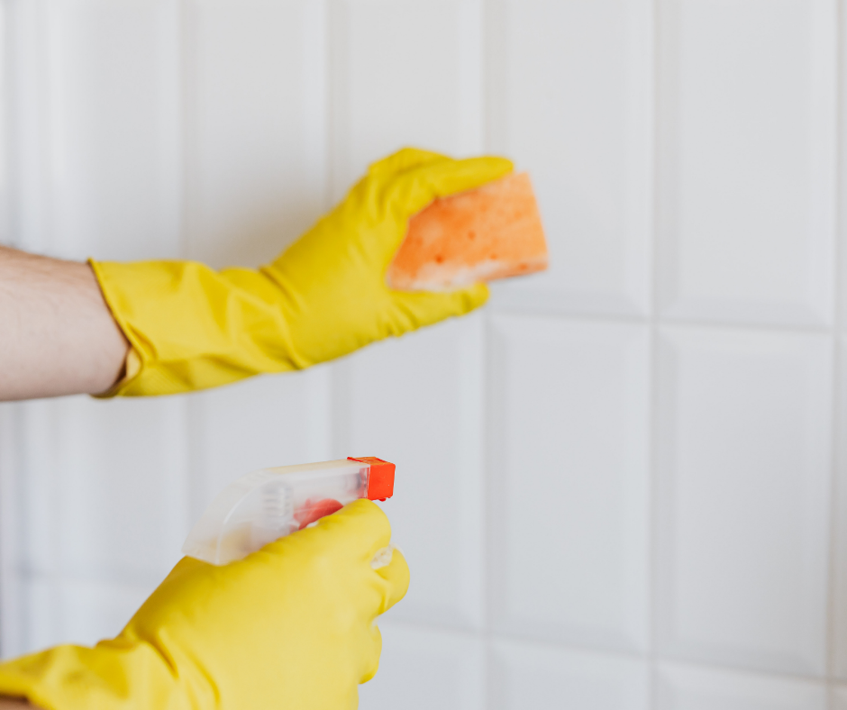 Xịt dung dịch làm sạch để xử lý ron gạch bị mốc.