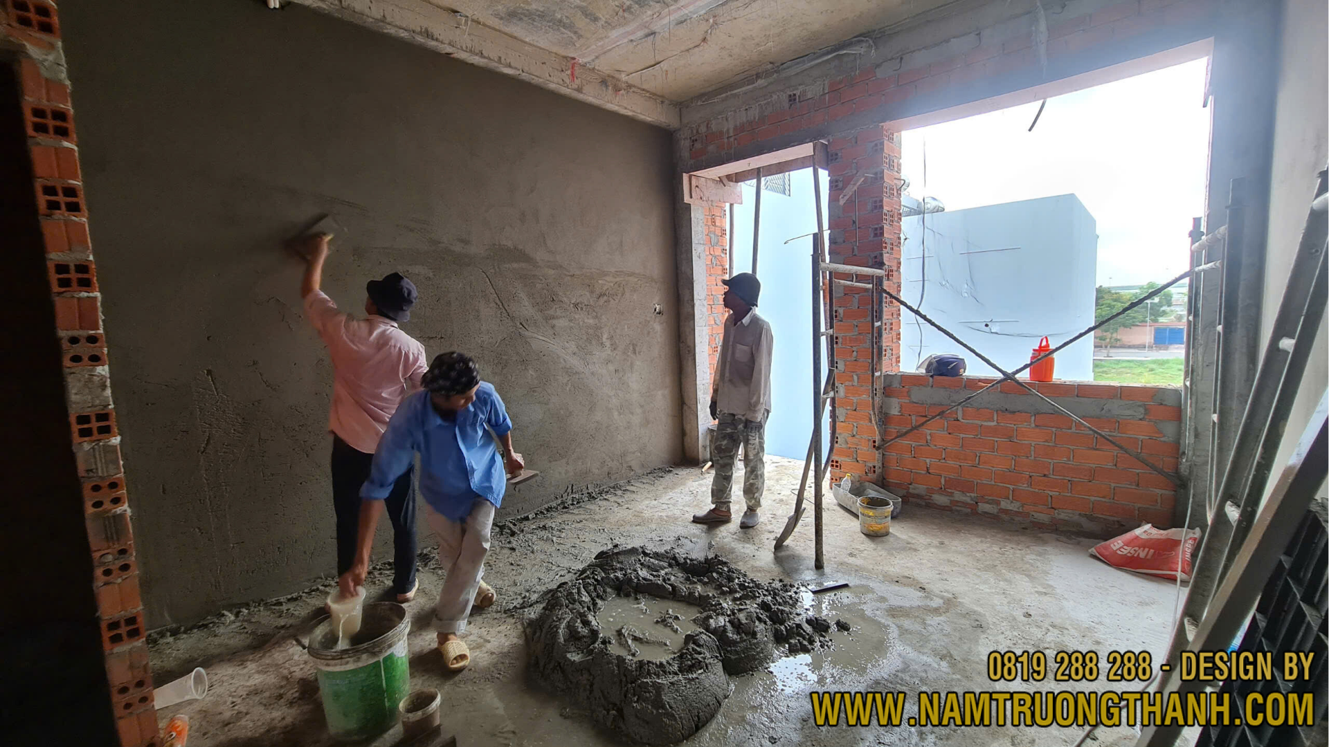 Thợ đang trát tường trong nhà ở riêng lẻ, công đoạn quan trọng trong thi công phần hoàn thiện giúp tạo bề mặt phẳng trước khi sơn.