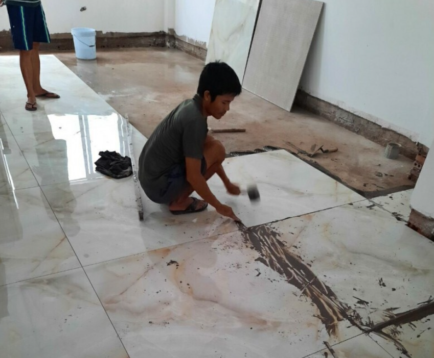Thợ lát ốp gạch nền nhà